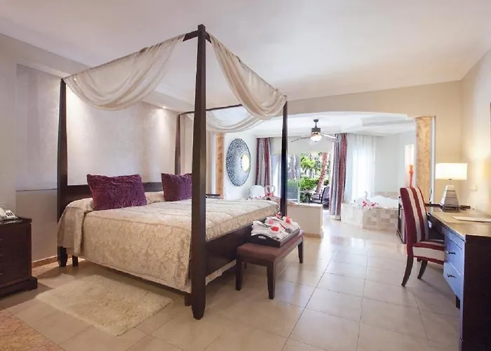 Suite Junior Majestic con Vistas a la Piscina